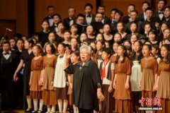 80岁合唱指挥家吴灵芬发起并执棒《和平礼赞》合唱音乐会